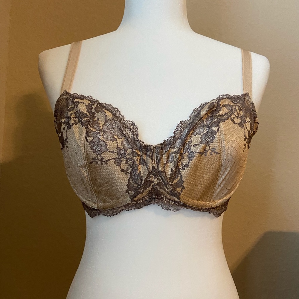 Sexy Wacoal 32DDD bra with lace detailing